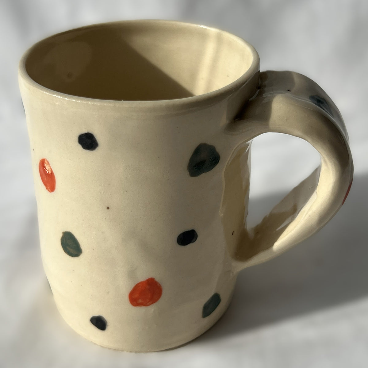 Ceramic mug with wreath design on a White background